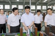 河南省省長謝伏瞻到信陽國際家居產業小鎮調研，并參觀了天一美家集團信陽天